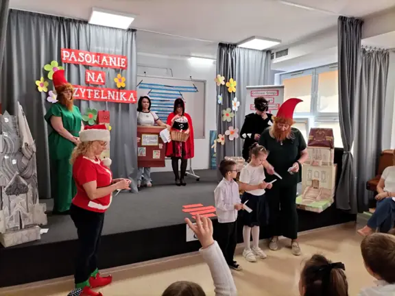 Uczniowie z kl. Ic odczutują bajkowe zagadki.