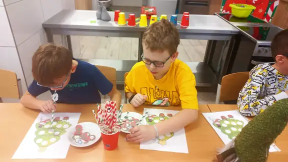 Chłopcy układają puzzle