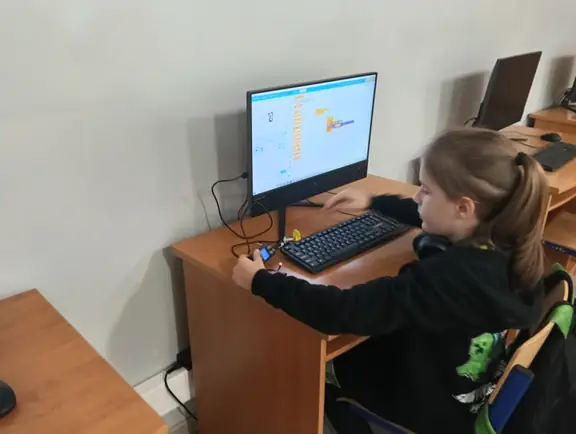 uczen-pracuje-z-mikrokontrolerem-cyberpi-testowanie-silnika-i-czujnikow-jpg