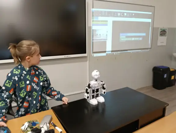 uczen-testuje-utworzy-kod-programu-dla-robota-jd-humanoid-w-srodowisku-blockly-jpg