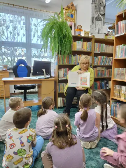 dzieci-z-gr--01-ogladaja-ilustracje-do-bajki-ksiaze-zaba--jpg