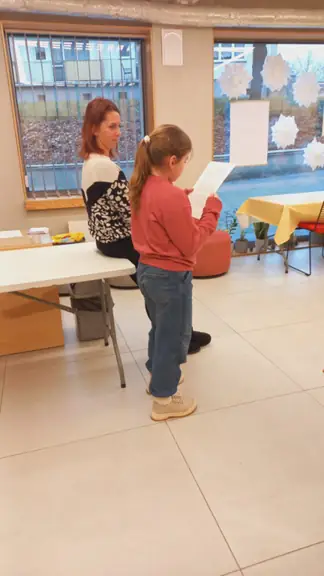 Dziwczynka czyta zagadkę