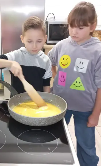 Uczniowie klasy 2a smażą jajecznicę