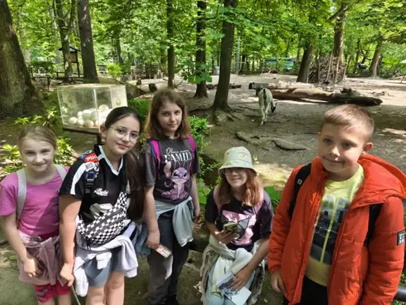 Uczniowie zwiedzają ogród zoologiczny