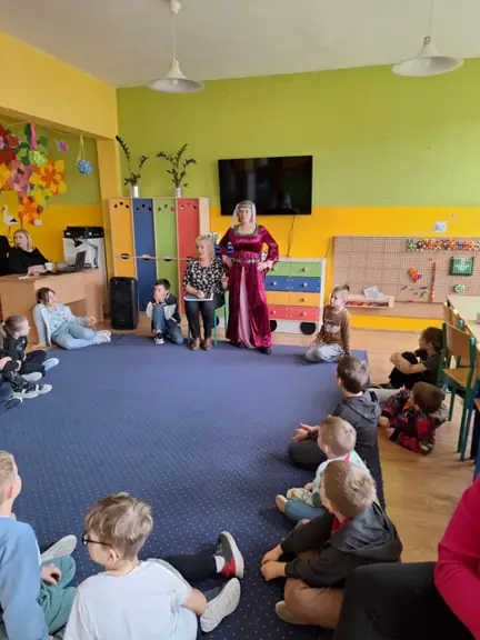 Prezentowanie stroju mieszczki podczas czytania legend o Stargardzie w świetlicy.