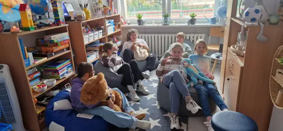 Grupka uczniów gabinecie pedagoga.