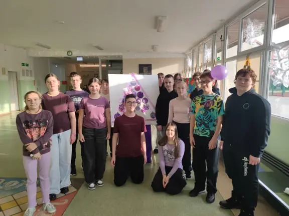 Uczniowie pozują przy choince