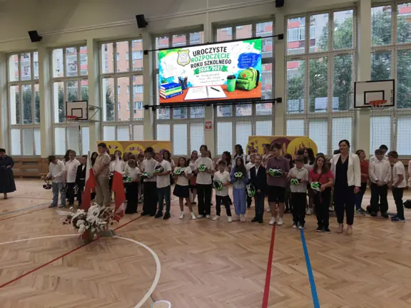 wreczenie-kaskow-rowerowych-uczniom-przez-pania-dyrektor-joanne-szczecinska-zdjecie-5-jpg