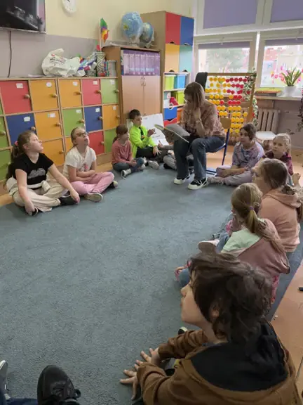 Wychowawczyni kl. IIb czyta dzieciom bajkę Księżniczka na ziarnku grochu.