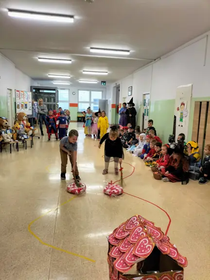 Dzieci z grupy 02 Sówki doprowadzają cukierki po torach do chatki Baby Jagi