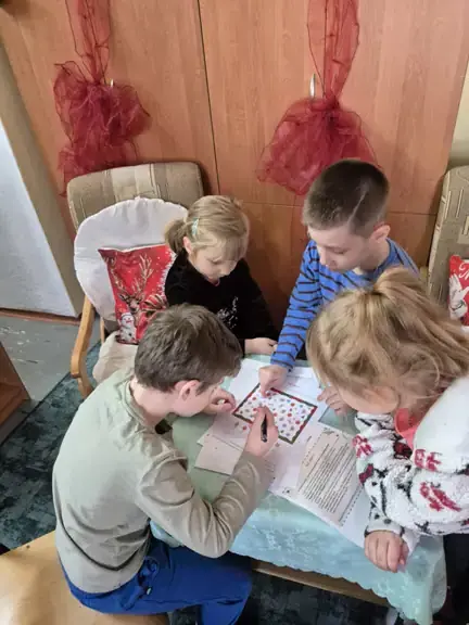 grupa-nr-1-z-kl--ia-wykonuje-zadanie-w-escape-roomie--jpg