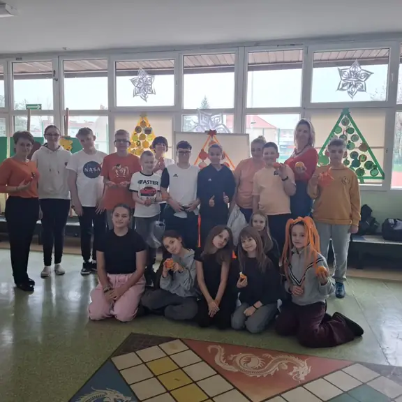 Uczniowie pozują przy choince