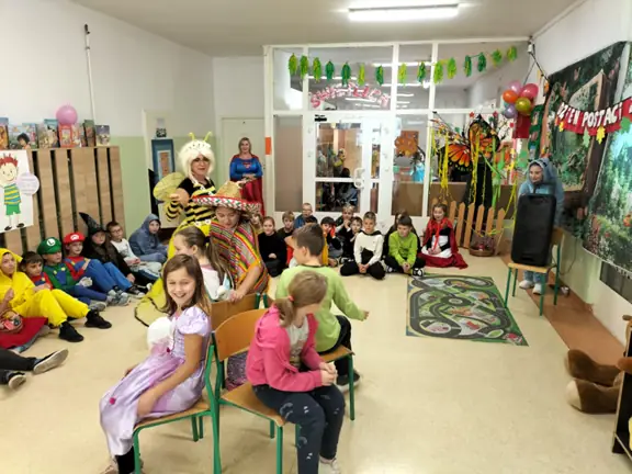 Walka o krzesło podczas zabawy z okazji Dnia Postaci z Bajek.