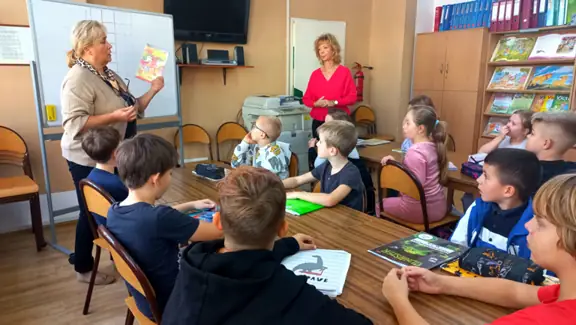 Pani bibliotekarka przedstawia uczniom kl. II a tomiki wierszy Jana Brzechwy.