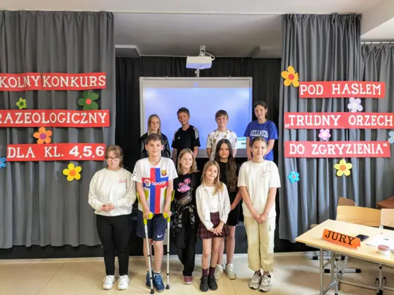 Pamiątkowe zdjęcie Laureatów Szkolnego Konkursu Frazeologicznego.
