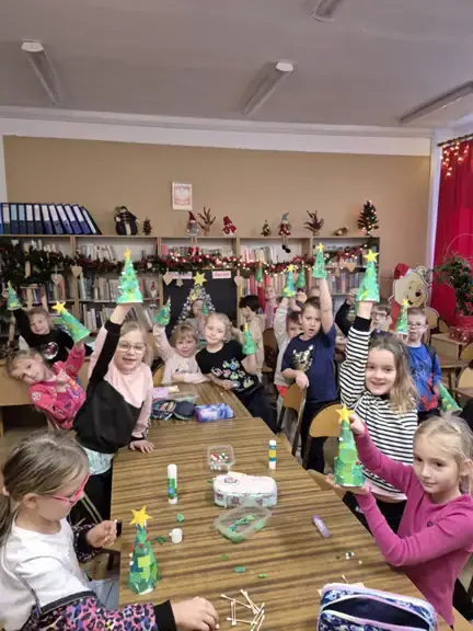 dzieci-z-kl--1a-demonstruja-swoje-choinki--jpg