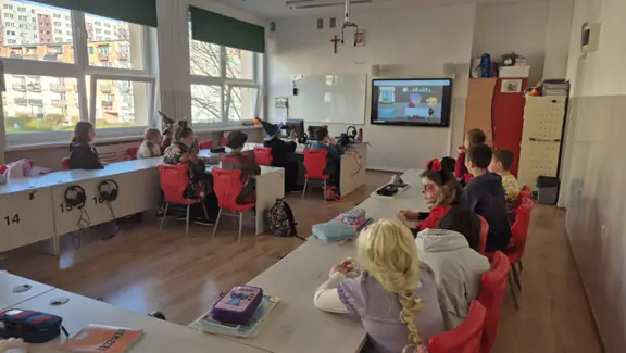 Uczniowie kl. IVb ogladają bajkę.