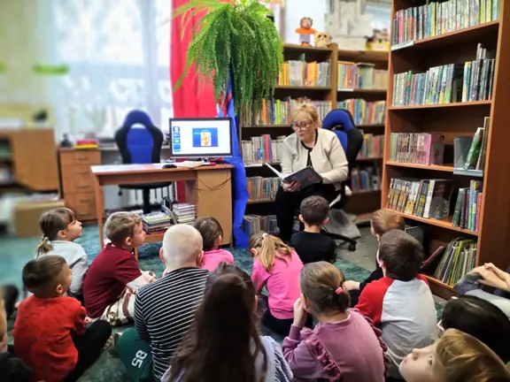bibliotekarka-czyta-przedszkolakom-opowiesc-kubus-puchatek-i-jego-przyjaciele--jpg