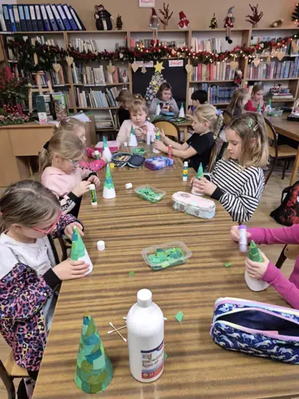 uczniowie-z-kl--1a-oklejaja-papierowe-stozki-zielona-bibulka--jpg