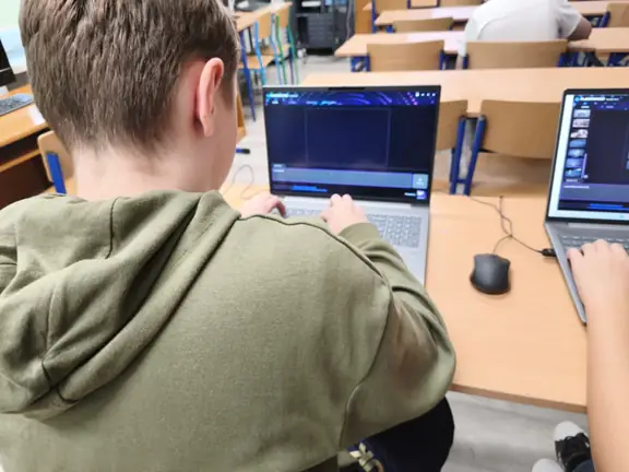 uczen-korzysta-z-programu-ai-playground-jpg