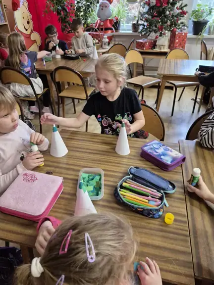 dziewczynki-z-kl--1a-oklejaja-stozki-zielona-bibulka-2-jpg