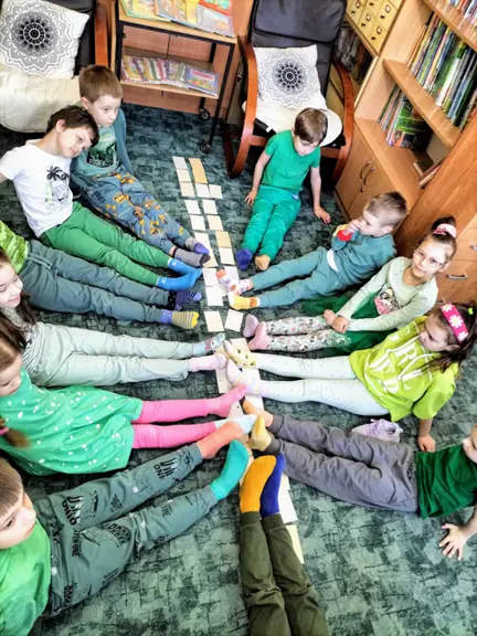 Dzieci z kl. Ib prezentują swoje kolorowe skarpetki.-1