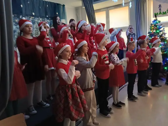 Cicha Noc w języku migowym oraz w wykonaniu dziewczynek