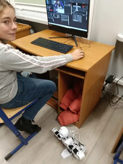 uczennica testuje sekwencję ruchów robota JD Humanoid w środowisku ARC