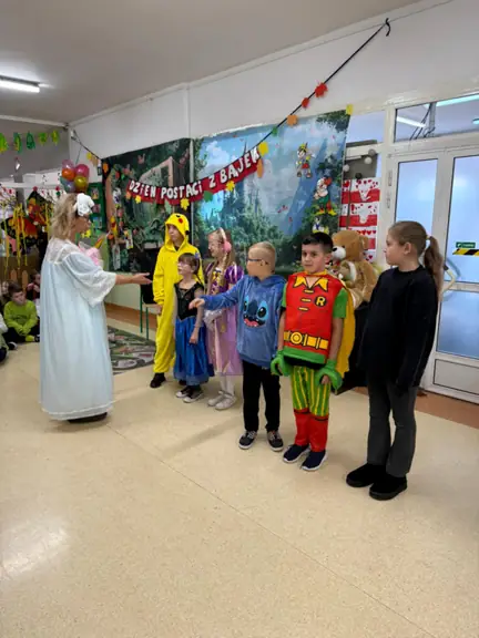 Uczniowie podają tytuły bajek po rozpoznaniu ich bohaterów.