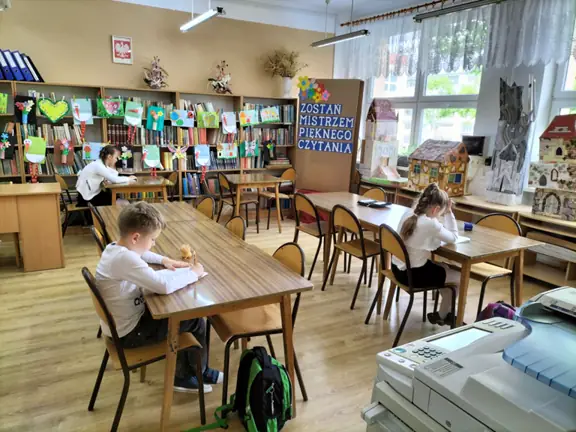 Uczestnicy Szkolnego Konkursu Wiedzy o życiu i twórczości Kornela Makuszyńskiego zapoznają się z zadaniami konkursowymi..