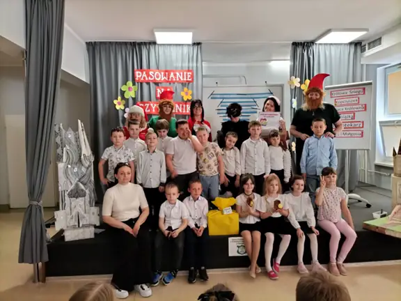 Pamiątkowe zdjęcie uczniów z kl. Ia z aktorami.