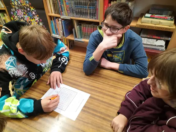 uczniowie-z-kl--6b-wyszukuja-wyrazy-w-diagramie--jpg