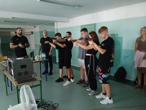 Festyn Bezpieczeństwa w SP nr 7 - ćwiczenia strzeleckie naszych uczniów klas ósmych - zdj13