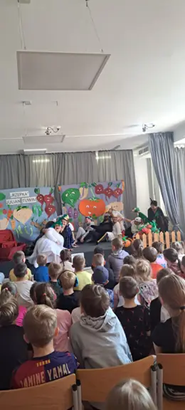 Przedstawienie pt. Rzepka w wykonaniu nauczycielek