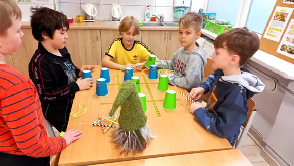 Grupa chłopców gra w kółko I krzyżyk 