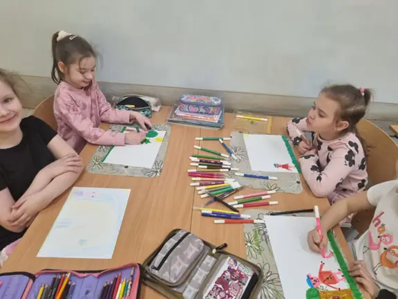 Uczennice z kl. Ib wykonują ilustracje do przeczytanej książki.