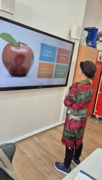 Chłopiec odgaduje, w której bajce wykorzystano jabłko.