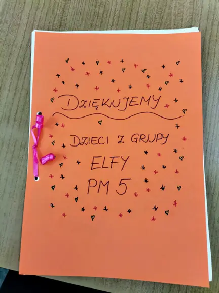 Przedszkolaki wykonały dla pań bibliotekarek książeczkę.