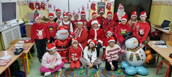 Uczniowie z kl. IIIa wraz z wychowawczyniami prezentują mikołajkowe stroje.