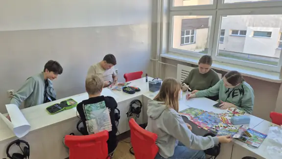 Uczniowie w grupach pracują przy tworzeniu plakatów