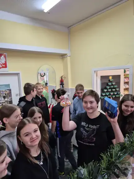 wychowawczyni-kl--7a-otworzyla-sejf-i-pokazuje-wydobyte-skarby--jpg