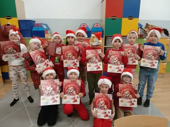 Dzieci z kl. Ic pozują do wspólnego zdjęcia z okazji mikołajek.