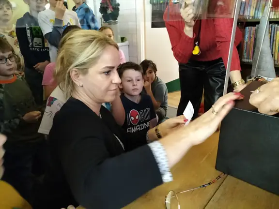 wychowawczyni-kl--3b-wystukuje-szyfr-do-sejfu--jpg