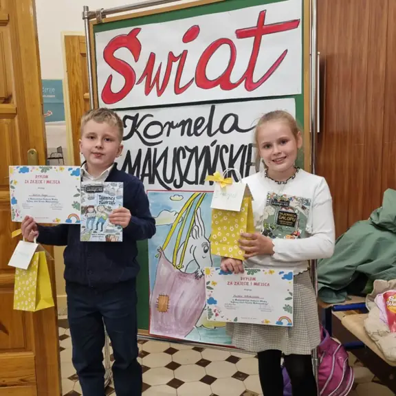 Zwycięzcy Międzyszkolnego Konkursu Wiedzy o życiu i twórczości Kornela Makuszyńskiego.
