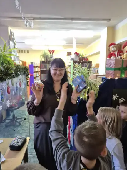 wychowawczyni-klasy-1d-pokazuje-dzieciom-co-bylo-ukryte-dla-nich-w-sejfie--jpg