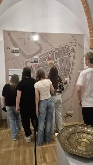 Uczniowie zwiedzają wystawę w muzeum 