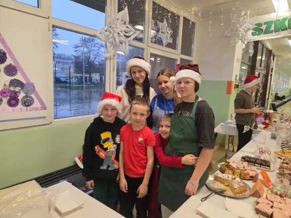 Uczniowie sprzedający na kiermaszu