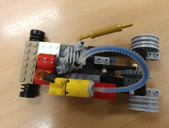 samochód ucznia z klocków lego wraz z ruchomym tłokiem w cylindrze