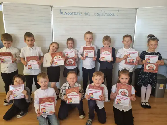 Uczniowie kl. Ib z książeczkami, które dzieci otrzymały z okazji Pasowania na Czytelnika.
