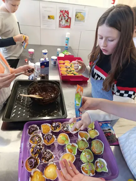 uczniowie przy pracy w kuchni